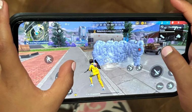 La salud mental de los menores en riesgo por el uso de móviles con redes sociales y videojuegos. Foto Efe