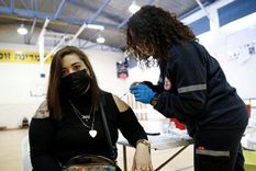 La flexibilización tiene lugar después de que cerca del 49% de la población recibiera al menos la primera dosis. Foto: REUTERS