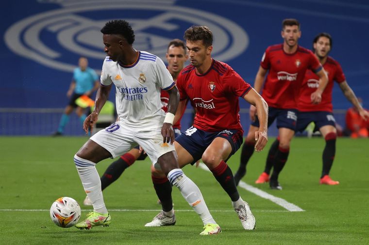 Vinicius Junior intenta superar al volante de Osasuna, Lucas Torró. Foto: EFE