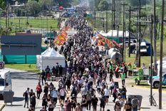 Cada persona llega a la peregrinación con su propia historia y motivación y todos se unen en los cantos y el objetivo en común de llegar.
