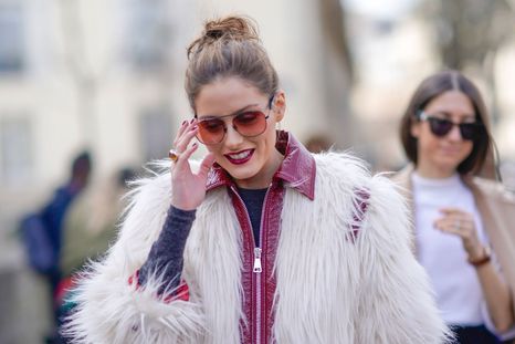 El street style nos demanda esta tendencia 2022 con muchos pelos Foto: PopSugar
