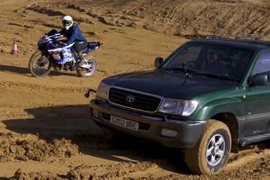 MDZol | ¿Podrá un Toyota Land Cruiser vencer a una Super Moto? Foto: CarWow