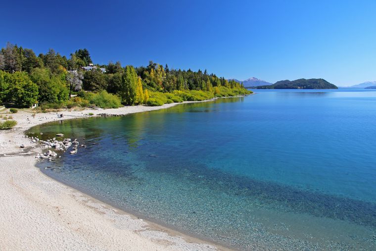 Playas rodeadas de bosques, aguas cristalinas y paisajes patagónicos: así se disfruta el verano en Bariloche.