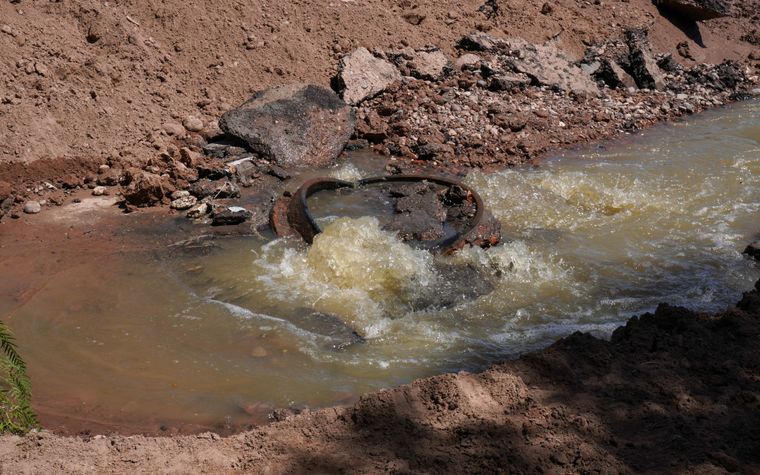 Guaymallén declaró la emergencia ambiental y sanitaria por el colapso de un colector cloacal de Aysam en las inmediaciones de calle Tirasso y Profesor Mathus.&nbsp;