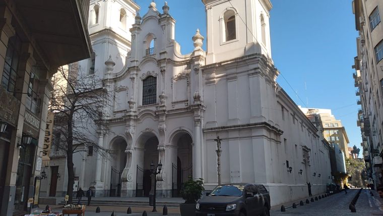 Aún conserva su color blanco y los dinteles que decoran puertas y ventanas, signos característicos de los templos jesuíticos Foto: Gonzalo Barrera