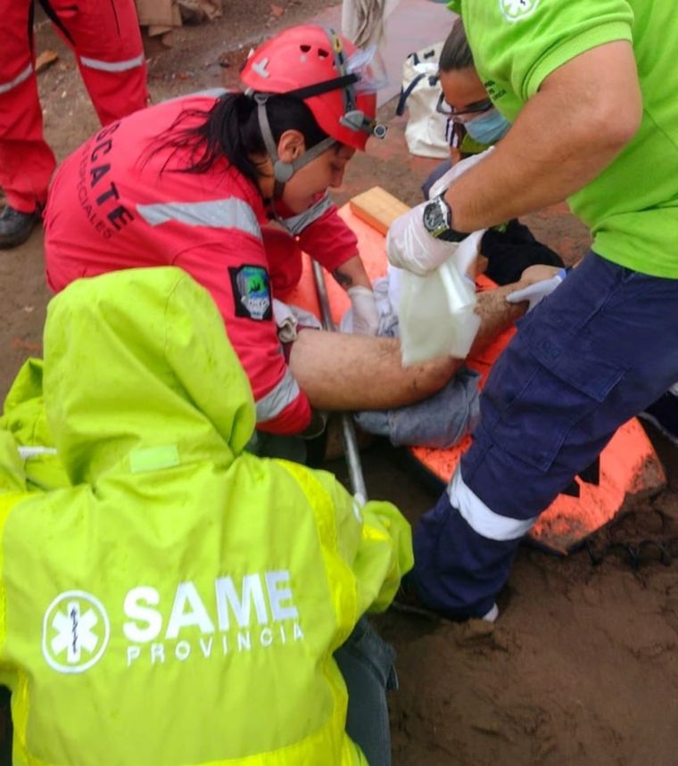 Bomberos, médicos y salvavidas socorrieron al joven Foto: La Capital