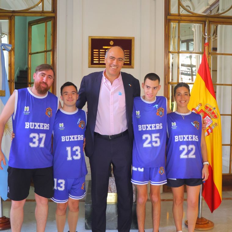 Los representantes de Buxers Mendoza fueron recibidos en la embajada argentina en España. Los representantes de Buxers Mendoza fueron recibidos en la embajada argentina en España.