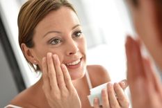 La rutina de skincare requiere una correcta aplicación de cremas. Foto: Shutterstock