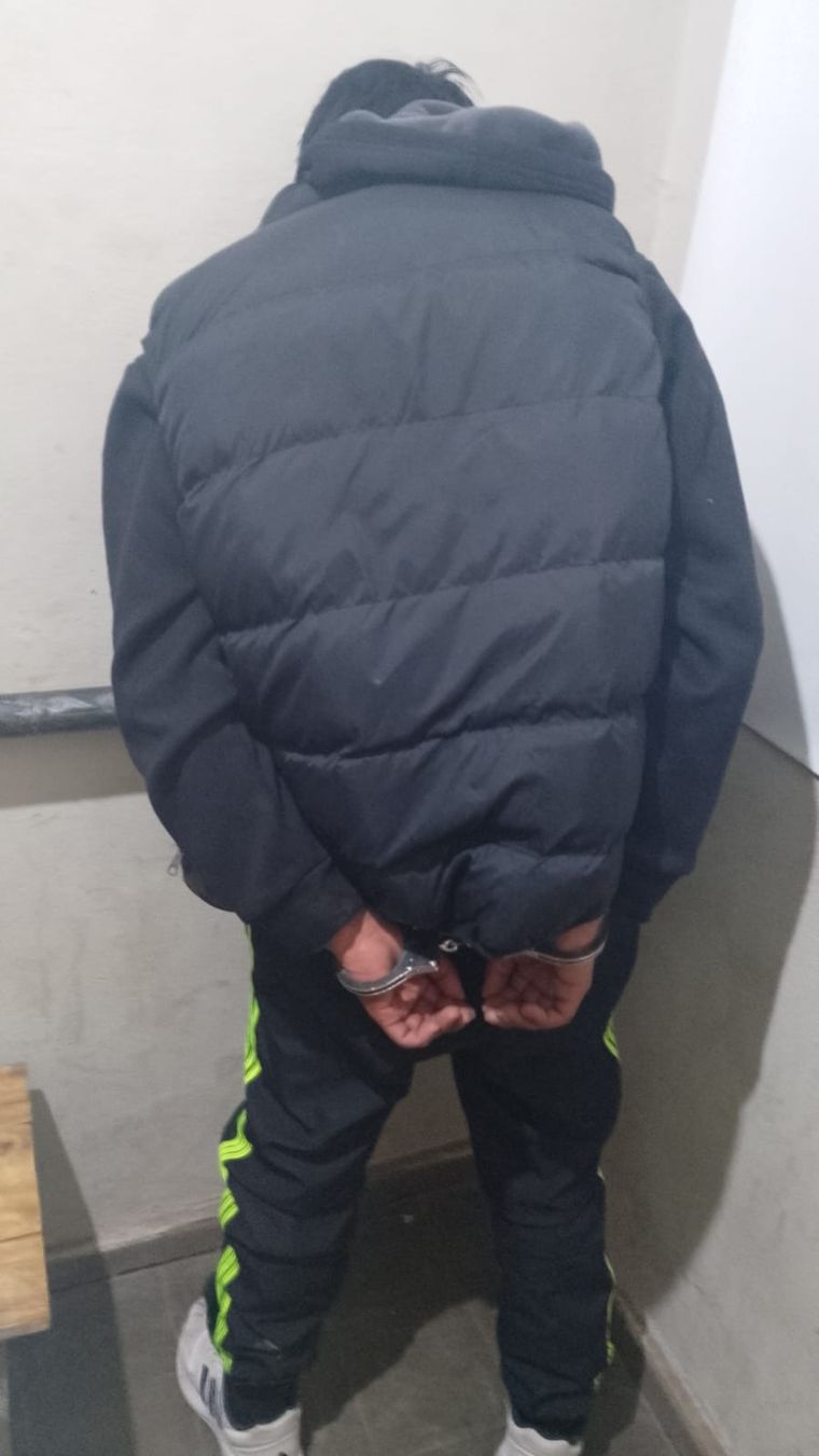 El sospechososo fue capturado en el Barrio 23 de Agosto en Maipú, tras ser acusado de atacar con un arma blanca a otro hombre durante una riña.