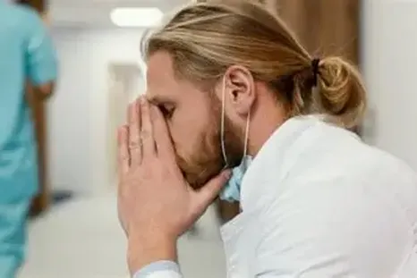 Los médicos, con una limitada capacidad de voz o voto, cada día actuarán de acuerdo a una medicina más defensiva. Los médicos, con una limitada capacidad de voz o voto, cada día actuarán de acuerdo a una medicina más defensiva.