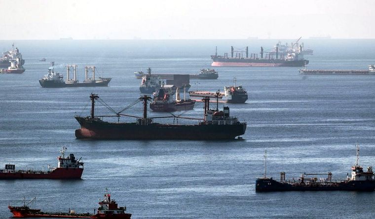 Un buque mercante con bandera de Rusia fue atacado en el mar Negro. Foto Efe