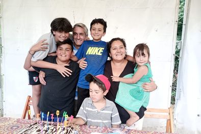 MDZol | Miagros junto a su familia, su esposo Francisco y sus hijos, Pedro, Emilio, Carmelo, Toribio y María Pía. Foto: Gentileza