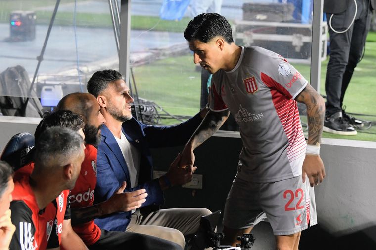 Enzo Pérez y el saludo con Demichelis. Foto: Foto Baires