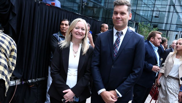 La vicegobernadora Hebe Casado junto al director del Registro Civil, Agustín Píscopo.
