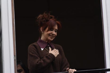 tras la escandalosa salida de prision sin custodia, la campora se dio cita en san jose 1111 para vitorear a cristina tras la escandalosa salida de prision sin custodia, la campora se dio cita en san jose 1111 para vitorear a cristina