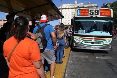 MDZol | El fuerte desplome del poder adquisitivo hace que los argentinos destinen cada vez un porcentaje mayor de su sueldo para ir hasta su lugar de trabajo. Foto: Noticias Argentinas