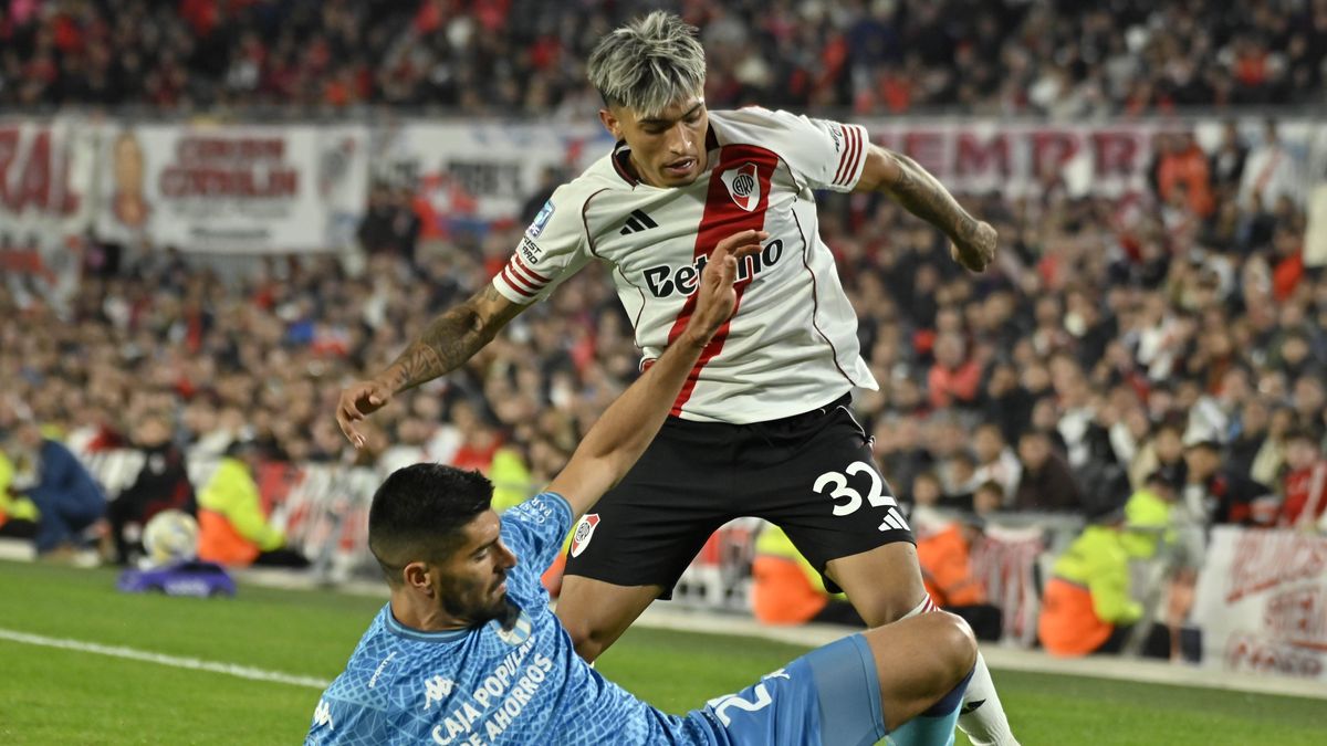 River jugó mal, perdió 1-0 con Atlético Tucumán y el equipo de Coudet se fue silbado del Monumental