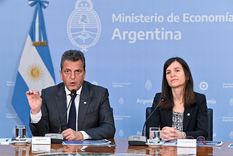 El ministro de Economía junto a Fernanda Raverta durante el anuncio del bono para trabajadores informales. Foto: Ministerio de Economía