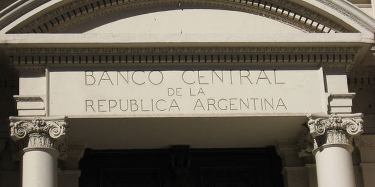 Economía amplió una letra en dólares para pagar intereses al Banco Central.