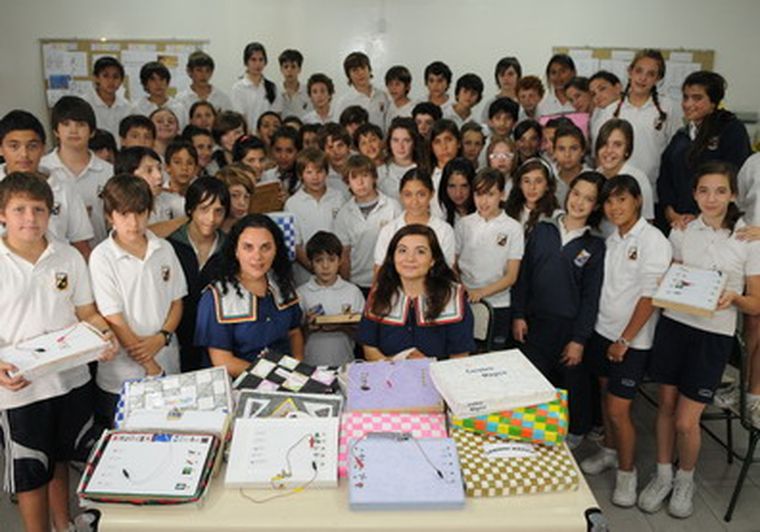 Elizabeth Sosa y Norma Torreblanca junto a los alumnos. Foto: Gentileza
