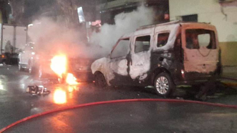Un auto y una camioneta fueron incendiados en Villa del Parque y apuntan a un quemacoches.