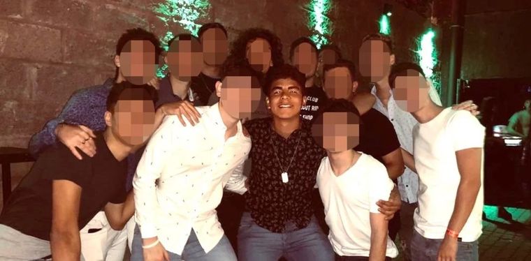 Báez Fernando había salido a divertirse con sus ex compañeros del secundario.