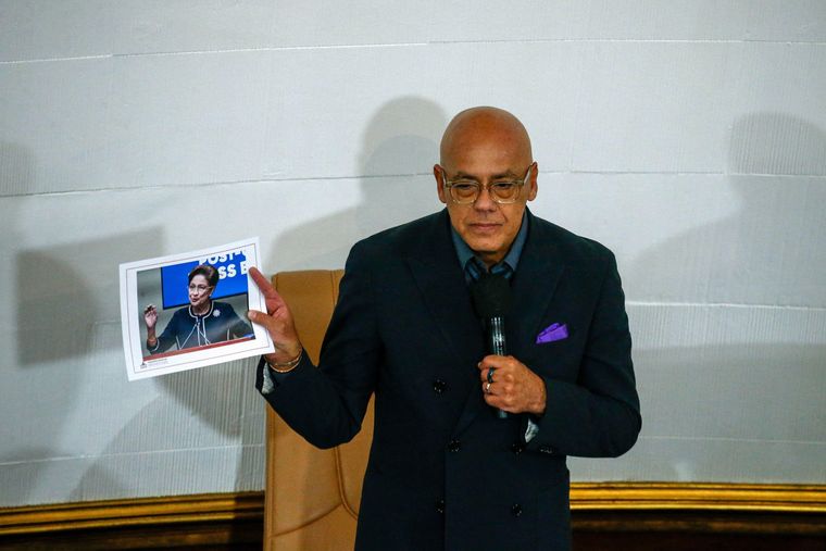 El presidente de la Asamblea Nacional de Venezuela, Jorge Rodríguez, presidió la sesión durante la cual la primera ministra de Trinidad y Tobago fue declarada como "persona non grata"