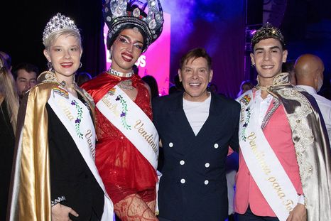 Gabriel Canci junto a los reyes 2023: hoy les tocará dejar las coronas. ¡No dejes de votar en las encuestas al final de la nota! Foto: Santiago Tagua - MDZ