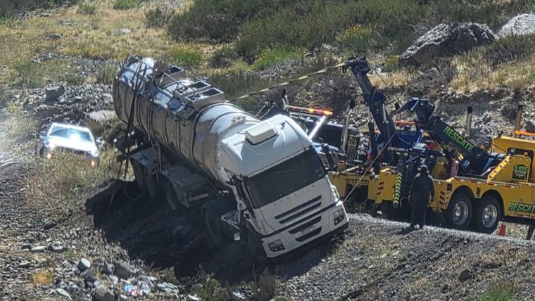 El camión que volcó en Chile. El camión que volcó en Chile.