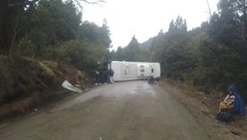 El vuelco del micro ocurrió en la ruta provincial N°65, a unos 15 kilómetros de la localidad neuquina de Villa Traful. El vuelco del micro ocurrió en la ruta provincial N°65, a unos 15 kilómetros de la localidad neuquina de Villa Traful.
