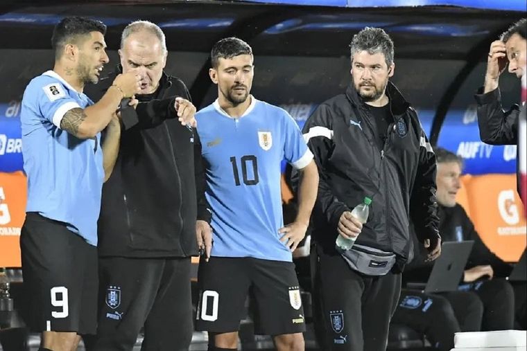 Bielsa junto a Suárez, quien lo destruyó, y De Arrascaeta, a quien no convocó para el partido con Bolivia. Foto: Archivo Mdz