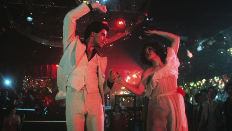 Foto: https://www.infobae.com/teleshow/2021/10/17/fiebre-de-sabado-por-la-noche-un-filme-inolvidable-las-canciones-de-los-bee-gees-y-la-version-argentina-de-romay/