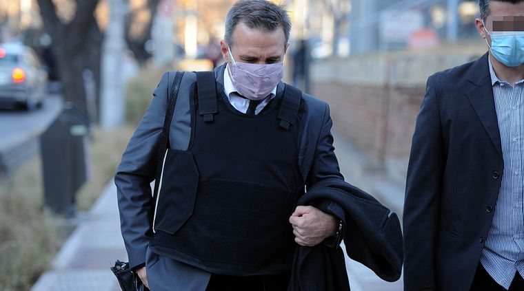 El fiscal Dante Vega ingresando a Tribunales. A un costado, uno de los custodios de las fuerzas especiales de la Policía de Mendoza Foto: ALF PONCE MERCADO / MDZ