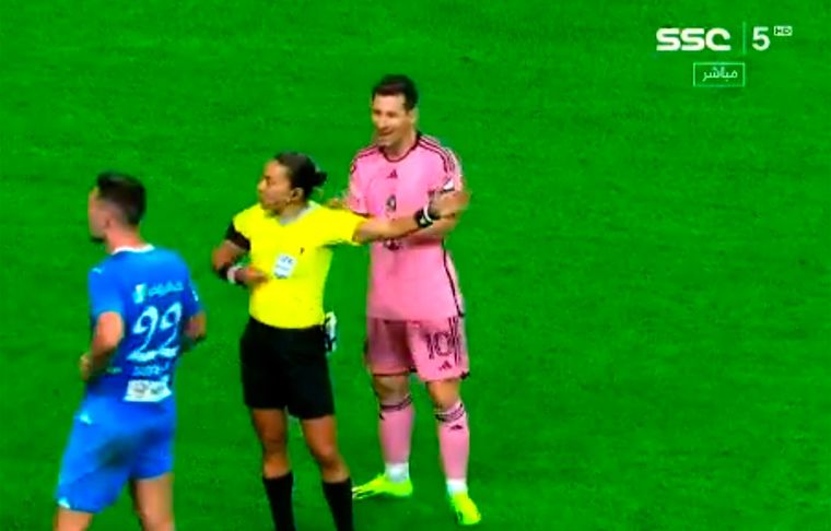 Messi se sorprendió ante la sanción de la árbitra y la aplaudió irónicamente Foto: Captura SSC