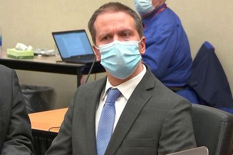 El momento en que Derek Chauvin escucha el veredicto de culpable. Foto: REUTERS