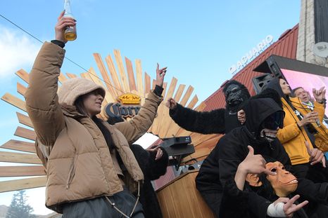 Cuando las pistas de esquí comienzan a despoblarse, los paradores se llenan de la energía con los sunset. ¡Mirá la galería de fotos! Cuando las pistas de esquí comienzan a despoblarse, los paradores se llenan de la energía con los sunset. ¡Mirá la galería de fotos!