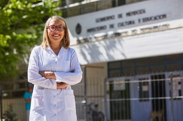 Graciela Morales, en la puerta del colegio en donde es maestra. Foto: Municipalidad de Las Heras