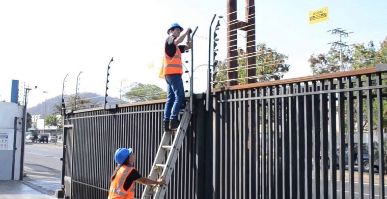 Los cercos eléctricos no son letales ni dañinos para el cuerpo que recibe la descarga. Foto: Cómo Funciona