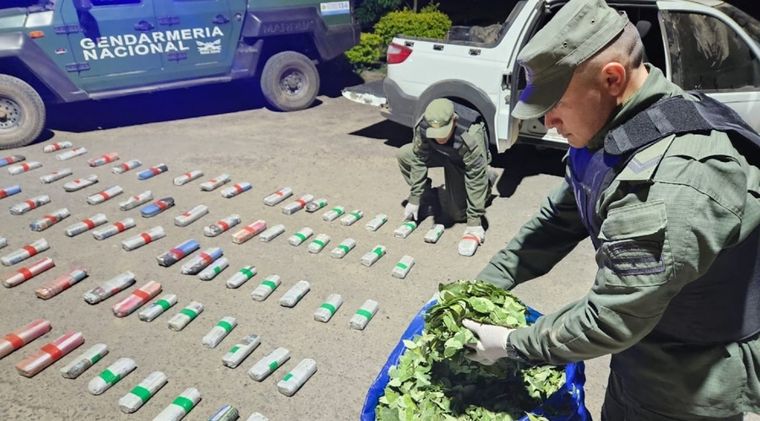 Patrulla de Gendarmería halló una camioneta cargada con 145 kilos de hojas de coca