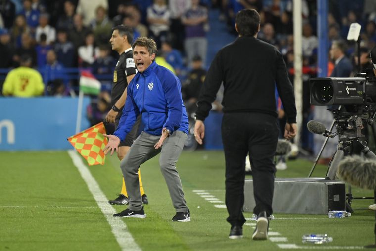 Guillermo Barros Schelotto y los árbitros, una escena que se repite fecha tras fecha.
