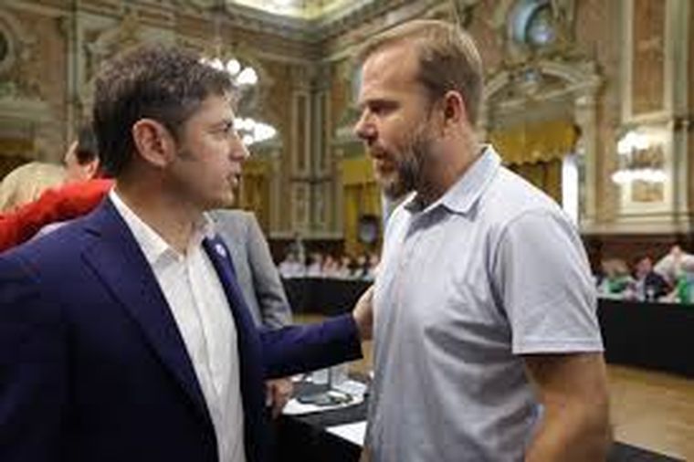 El gobernador de la provincia de Buenos Aires Axel Kicillof, junto al intendente de Ezeiza Gastón Granados participando de un acto en el Salón Dorado de la gobernación bonaerense El gobernador de la provincia de Buenos Aires Axel Kicillof, junto al intendente de Ezeiza Gastón Granados participando de un acto en el Salón Dorado de la gobernación bonaerense