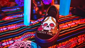 vans calzado Vans lanzó un modelo basado en la tradición mexicana del Día de Muertos. Foto: Noticias NRT México