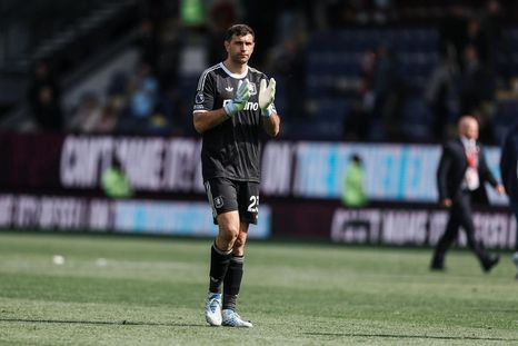 Dibu Martínez fue protagonista absoluto en el Burnley 2-2 Aston Villa por la fecha 36 de la Premier League. Dibu Martínez fue protagonista absoluto en el Burnley 2-2 Aston Villa por la fecha 36 de la Premier League.