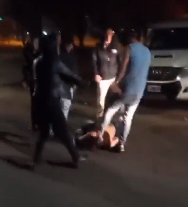 Uno de los momentos de la pelea Foto: Captura de video