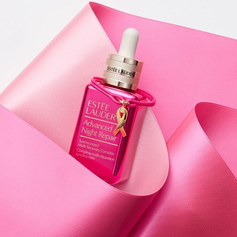 Te contamos la historia sobre el cáncer de mama que envuelve a Estée Lauder Foto: Estée Lauder