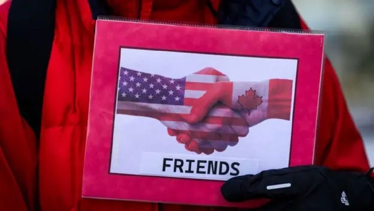 El presidente de Estados Unidos, Donald Trump, y el primer ministro de Canadá, Mark Carney, quedaron en renegociar exhaustivamente la relación entre ambos países. Foto: BBC