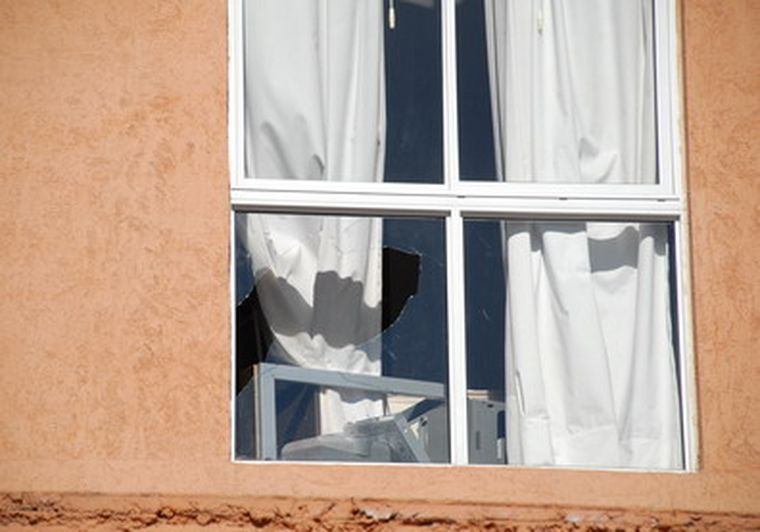 La ventana que destrozó el músico esta madrugada, en el hotel Solaz de Los Andes. Foto: Gerardo Gómez