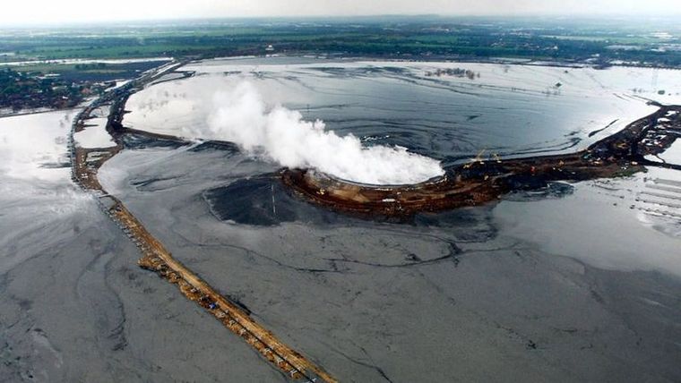 Los ingenieros han tratado de acorralar un volcán de lodo en Indonesia que ha cubierto más de 1.700 acres con lodo. Foto: GETTY IMAGES