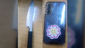 El cuchillo que habría utilizado el sospechoso del asalto y el celular que tenía en su poder.&nbsp;