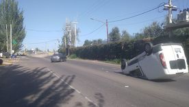 Una camioneta quedó volcada en calle Araoz. Una camioneta quedó volcada en calle Araoz.